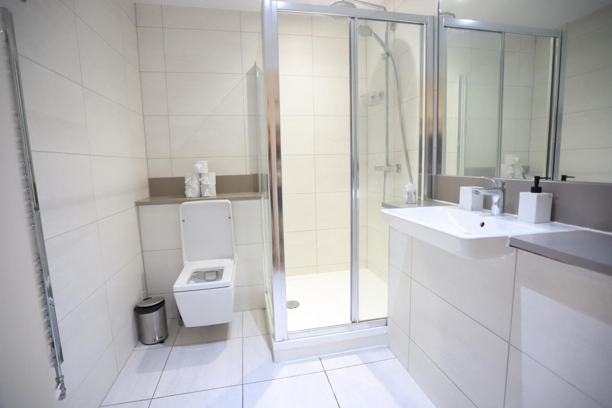 Spacious 3-Story Retreat With Rooftop Terrace And Modern Amenities Лондон Екстер'єр фото