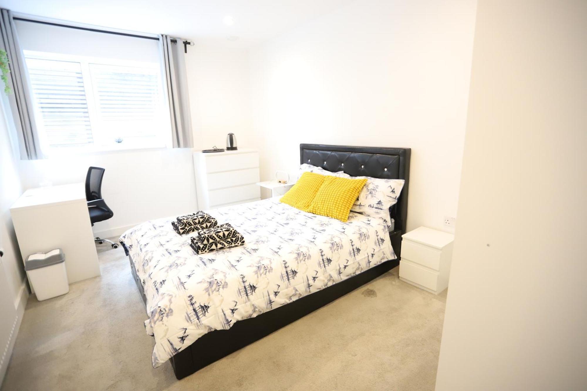 Spacious 3-Story Retreat With Rooftop Terrace And Modern Amenities Лондон Екстер'єр фото